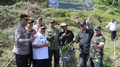 Polisi, TNI, dan Pemkab Blitar Tanam 500 Pohon untuk Pulihkan Area Bekas Tambang Pasir