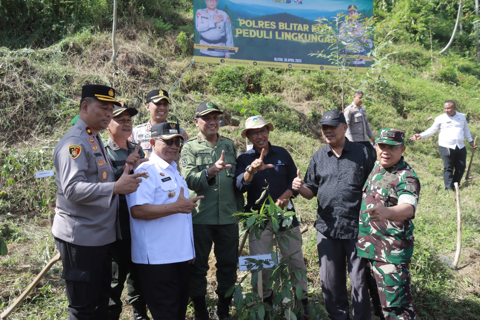 Polisi, TNI, dan Pemkab Blitar Tanam 500 Pohon untuk Pulihkan Area Bekas Tambang Pasir