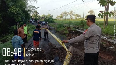 Akses Jalan Ambles di Rejoso, Warga Harus Lewat Jalur Alternatif