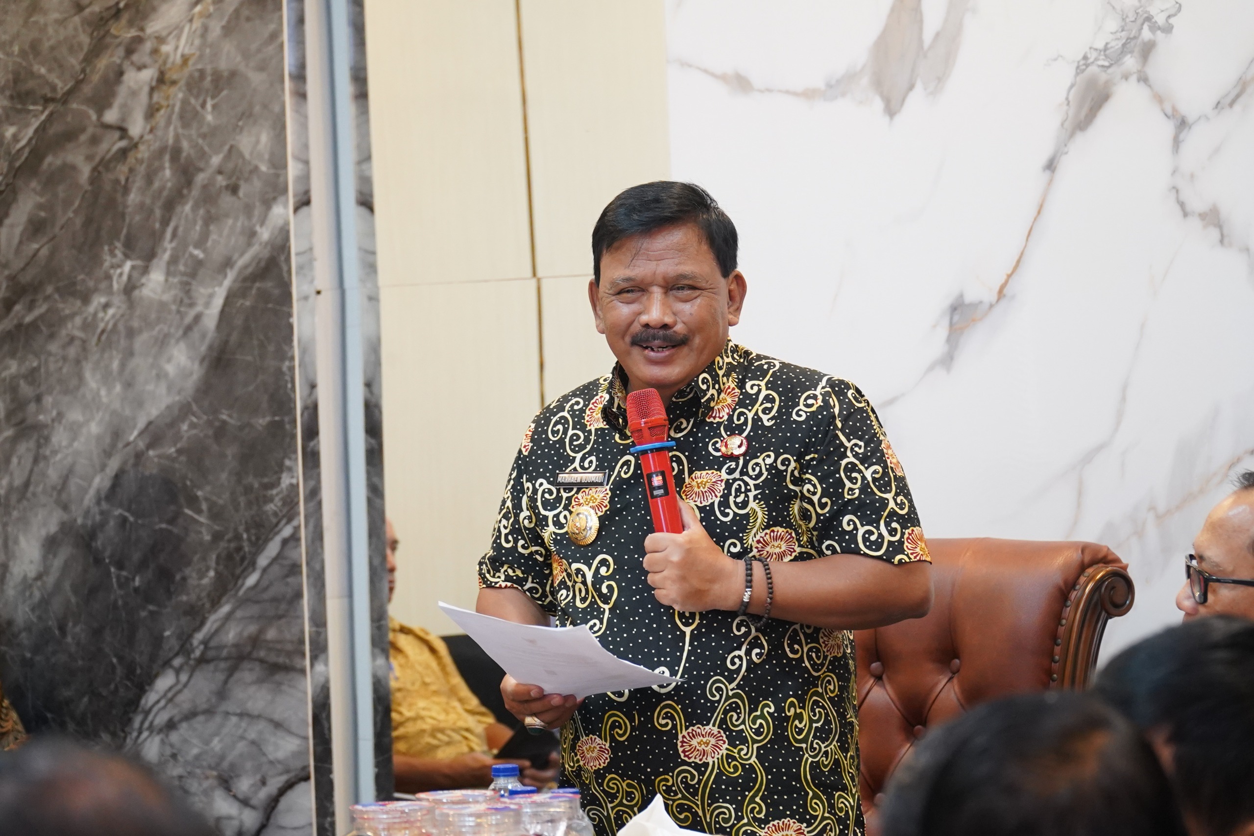 Bupati Nganjuk Tegaskan Larangan Penahanan Ijazah oleh Perusahaan