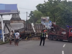 Truk Hantam Pos Polisi di Loceret, Bangunan Ambruk dan Sopir Luka Ringan