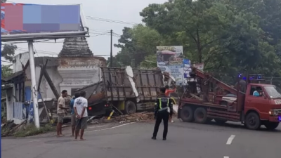 Truk Hantam Pos Polisi di Loceret, Bangunan Ambruk dan Sopir Luka Ringan