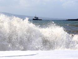 BMKG Peringatkan Gelombang Tinggi Capai 4 Meter di Pesisir Jawa Tengah