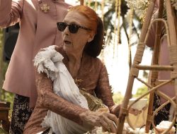 Profil Desa Maya Waltraud Maiyer, Ibu Luna Maya yang Curi Perhatian di Momen Siraman