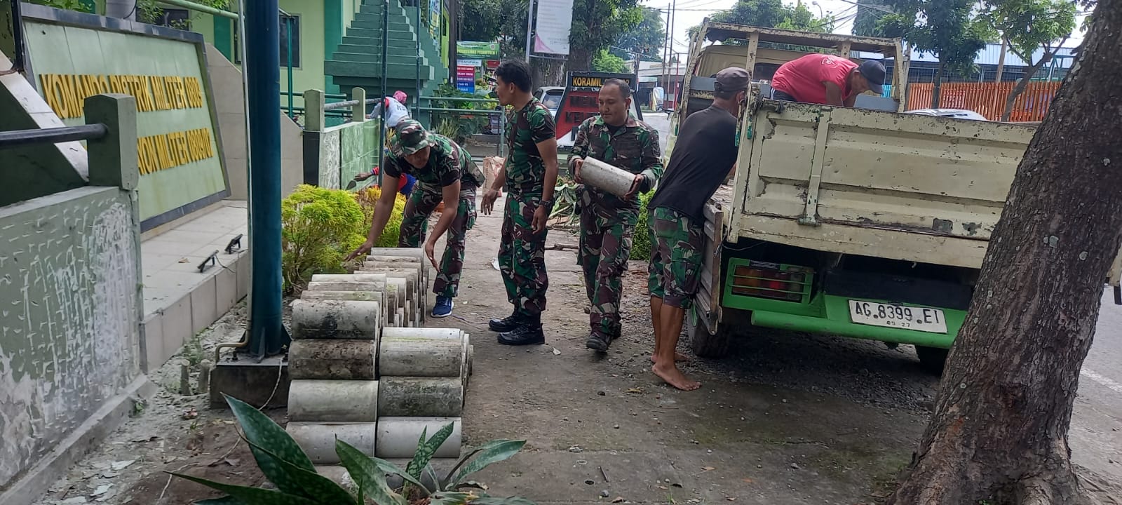 Koramil 0809/02 Pesantren Gotong Royong Benahi Markas, Danramil : Sudah Saatnya!