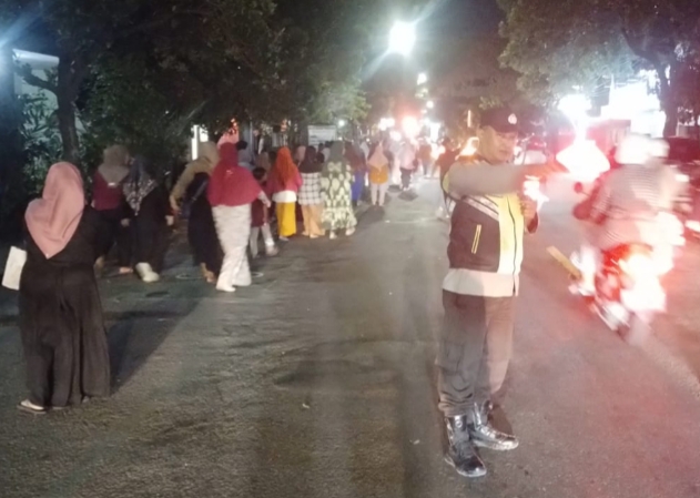 Meriahkan Malam Takbiran, Tiga Pilar dan Bhabinkamtibmas Kawal Pawai Obor Warga Ngadirejo