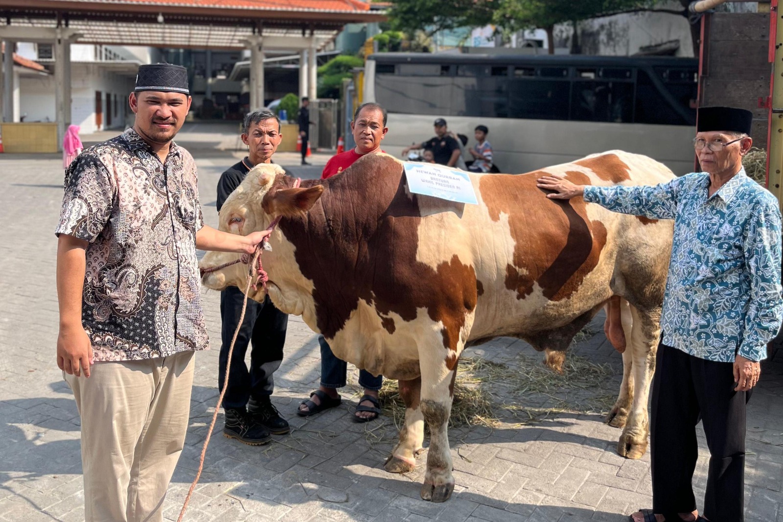 Wapres Gibran Sumbang Sapi Kurban untuk Ponpes Wali Barokah Kediri di Momen Idul Adha