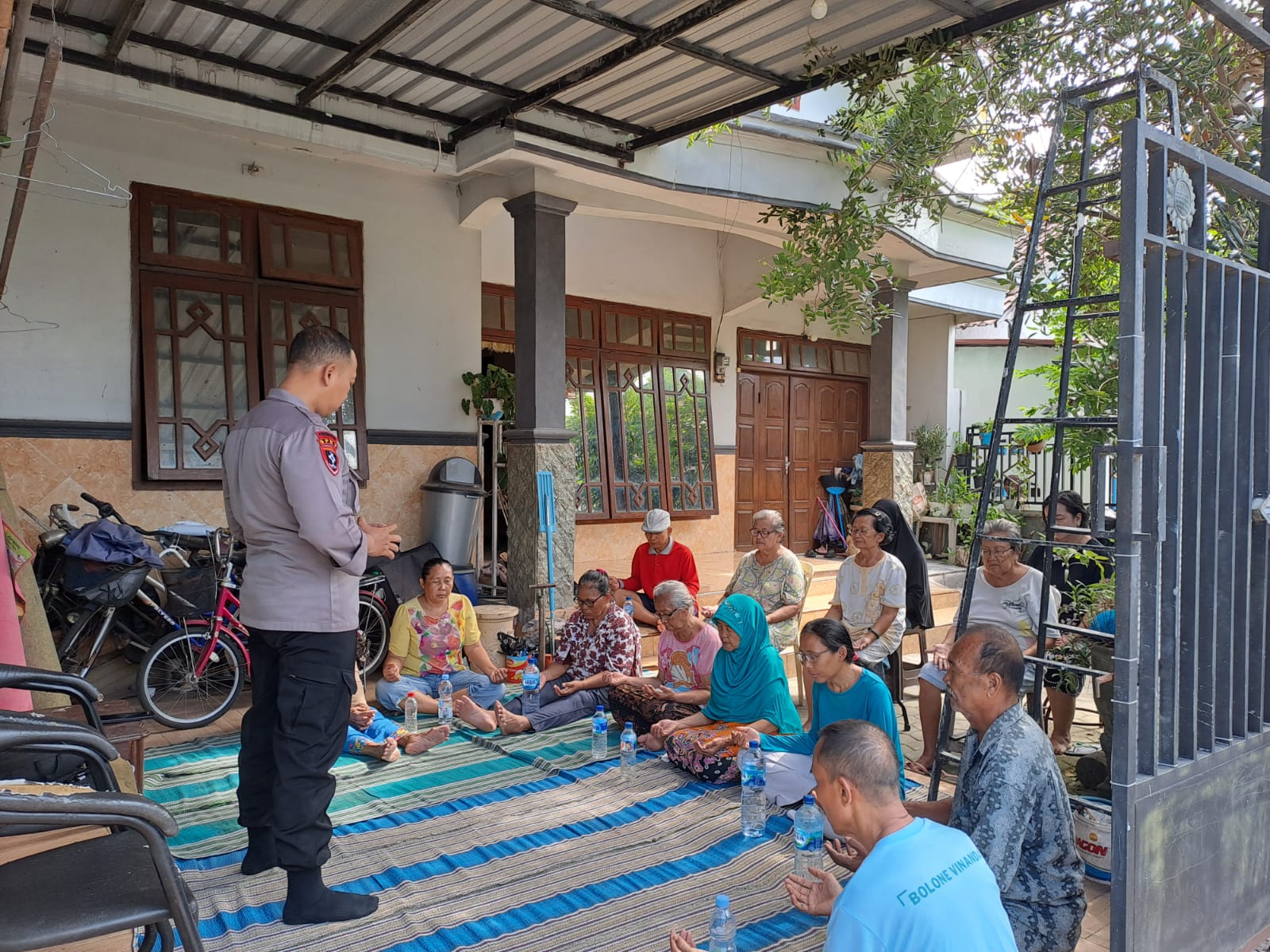 Aiptu Ony, Polisi Kediri Kota yang Jadi Terapis Energi Alam Tanpa Bayaran