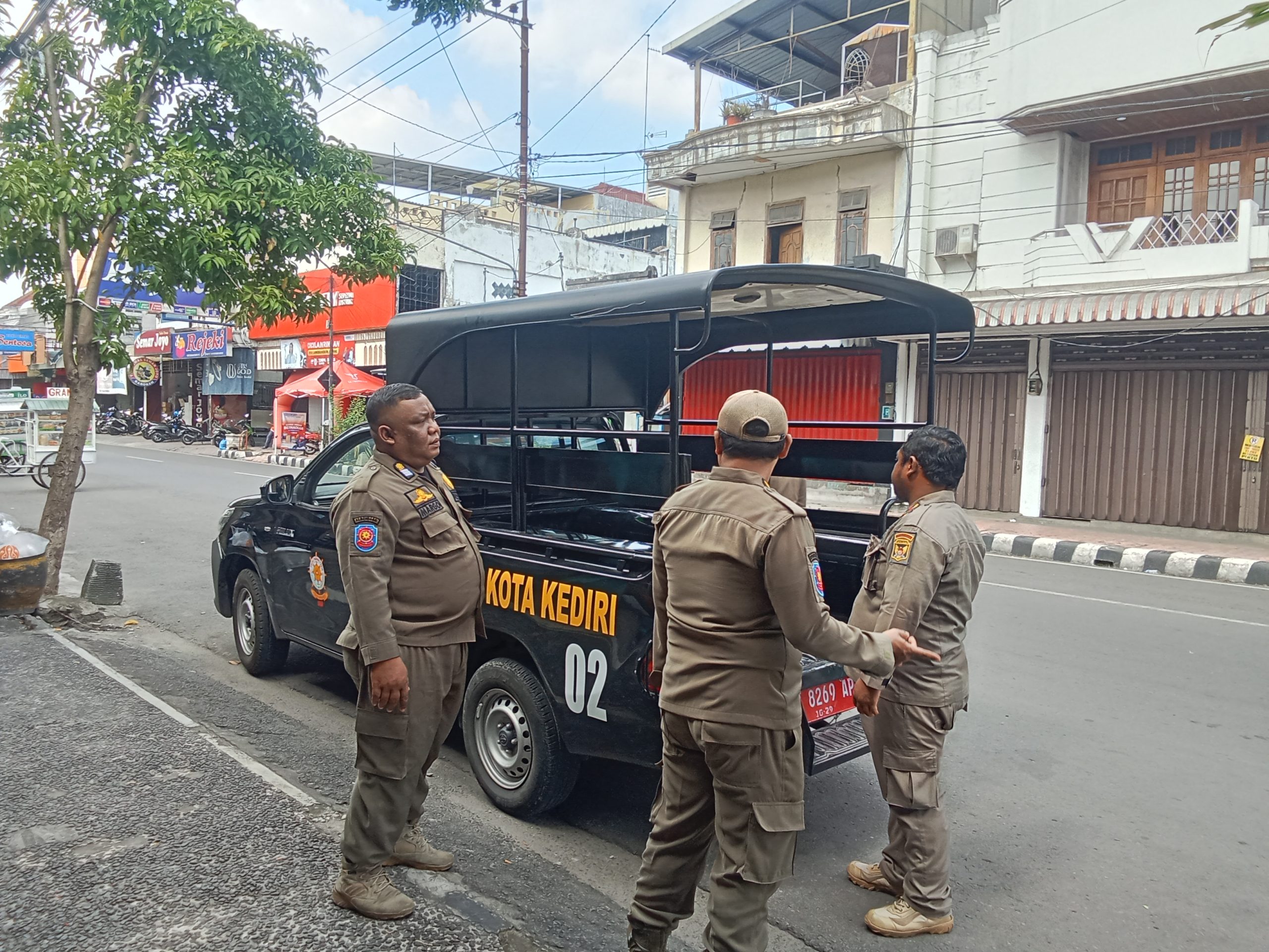 Satpol PP Kediri Gencarkan Razia Anjal, Gepeng dan Manusia Silver, Sejumlah Pengamen Kabur Saat Digerebek