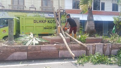 Revitalisasi Stasiun Kediri Dimulai, Sejumlah Pohon Dipangkas dan Lampu Taman Dinonaktifkan