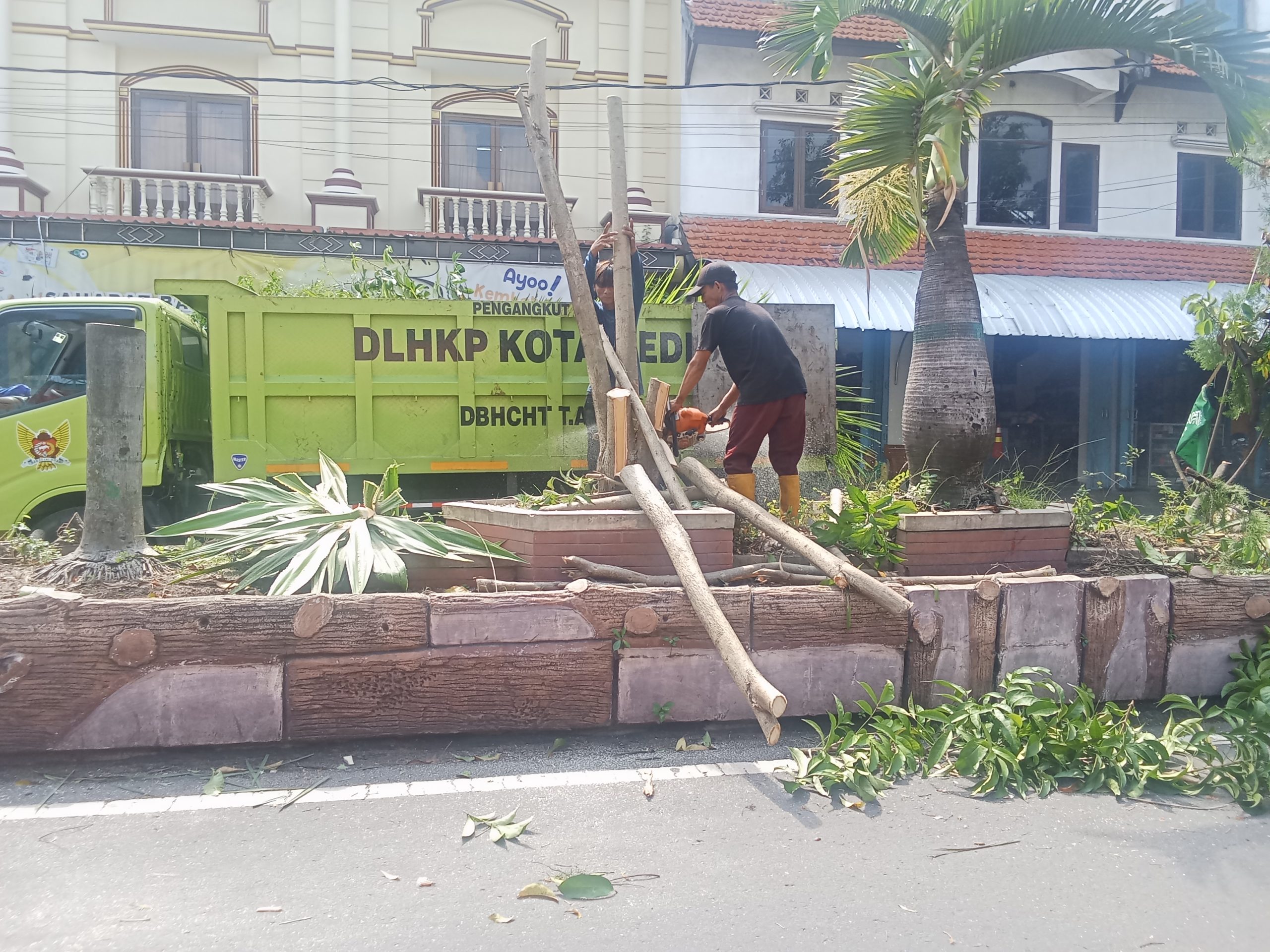 Revitalisasi Stasiun Kediri Dimulai, Sejumlah Pohon Dipangkas dan Lampu Taman Dinonaktifkan