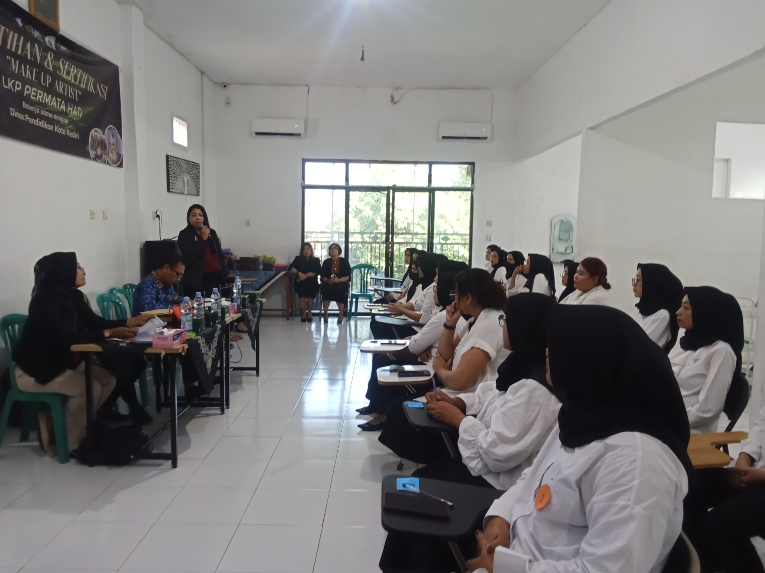 LKP Permata Hati dan Disdik Kediri Gelar Sertifikasi MUA, Puluhan Peserta Antusias