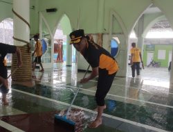 Tidak Biasa, Anggota Polsek Pesantren Mengepel Masjid dan Menyapu Gereja, Ternyata Karena Ini
