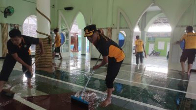 Tidak Biasa, Anggota Polsek Pesantren Mengepel Masjid dan Menyapu Gereja, Ternyata Karena Ini