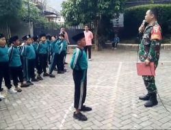 Tanamkan Disiplin dan Nasionalisme, Babinsa Tinalan Latih Siswa MI Ma’arif NU Insan Cendikia