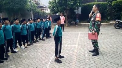 Tanamkan Disiplin dan Nasionalisme, Babinsa Tinalan Latih Siswa MI Ma’arif NU Insan Cendikia