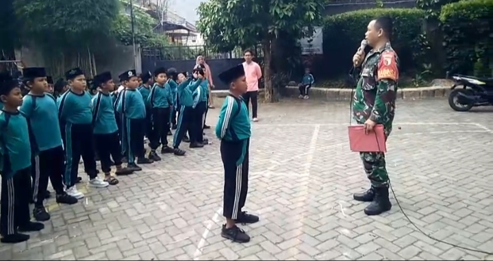 Tanamkan Disiplin dan Nasionalisme, Babinsa Tinalan Latih Siswa MI Ma’arif NU Insan Cendikia