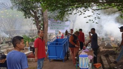 Warga Mojoroto Kompak Gelar Gugur Gunung Bersihkan Makam Umum Jelang 1 Muharram