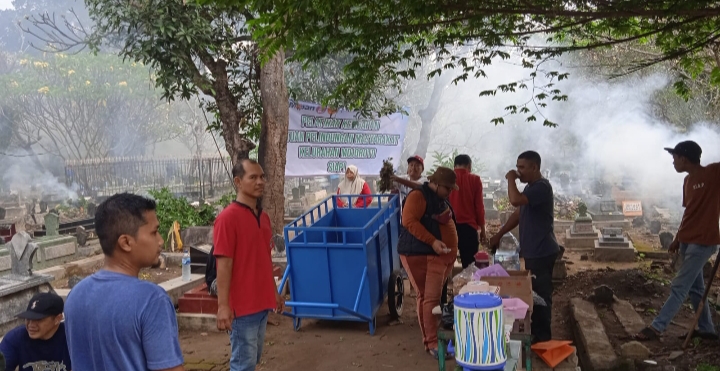 Warga Mojoroto Kompak Gelar Gugur Gunung Bersihkan Makam Umum Jelang 1 Muharram