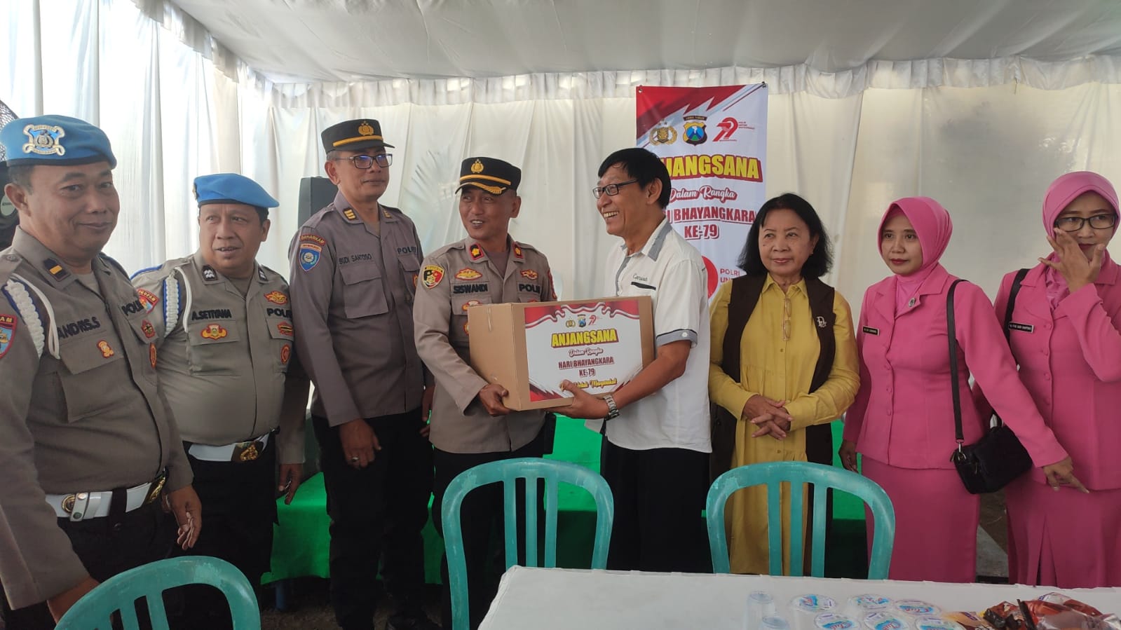 Hari Bhayangkara ke-79, Polsek Pesantren dan Bhayangkari Sambangi Purnawirawan Polri