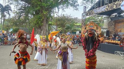 Festival Sendratari Dewi Songgolangit Meriahkan Pasar Rakyat Mojoroto, 