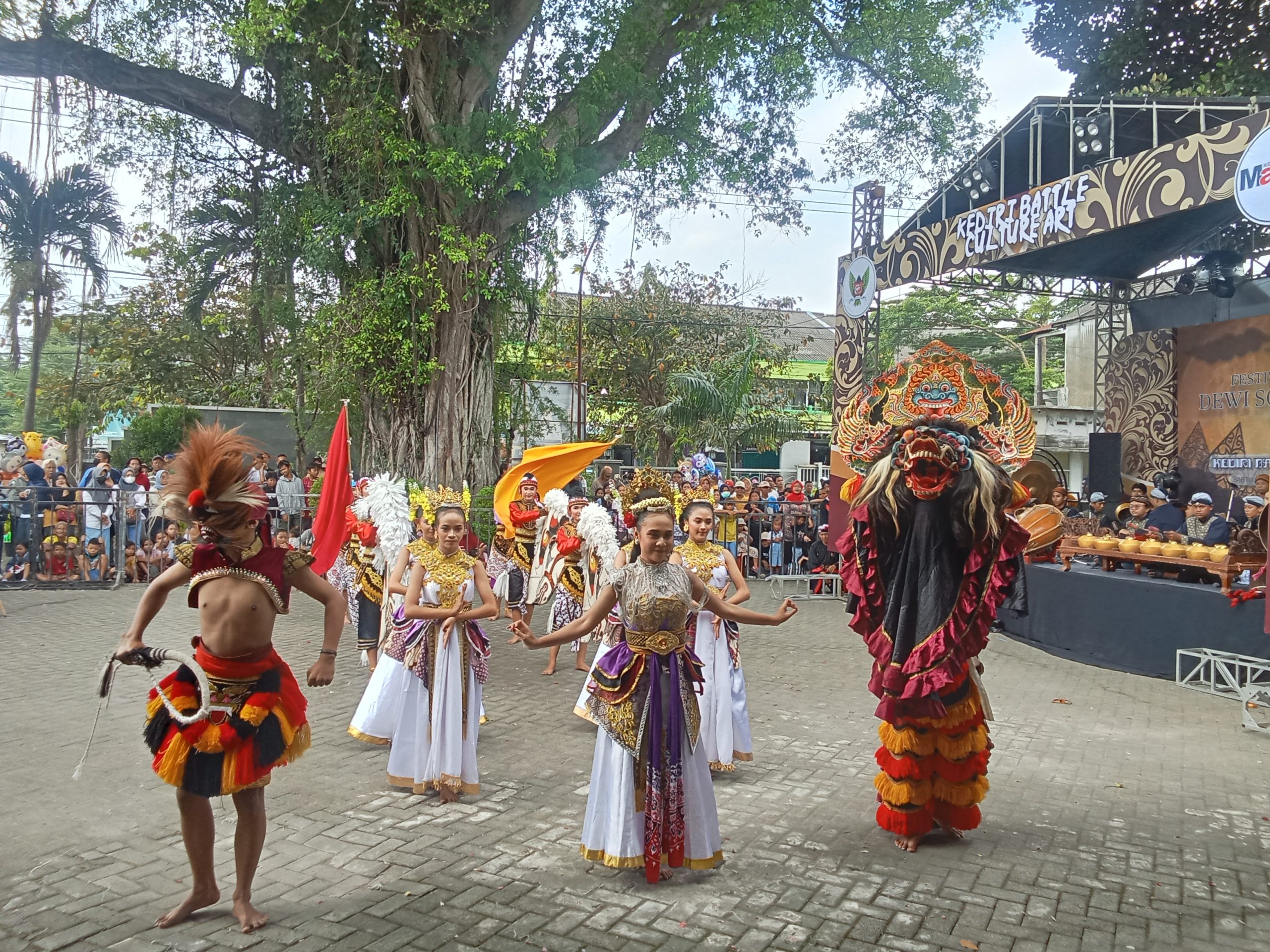 Festival Sendratari Dewi Songgolangit Meriahkan Pasar Rakyat Mojoroto, 