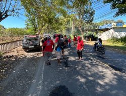 LSM Cakrawala Keadilan Tambal Jalan Berlubang di Jalur Pantura Lamongan, Cegah Korban Kecelakaan