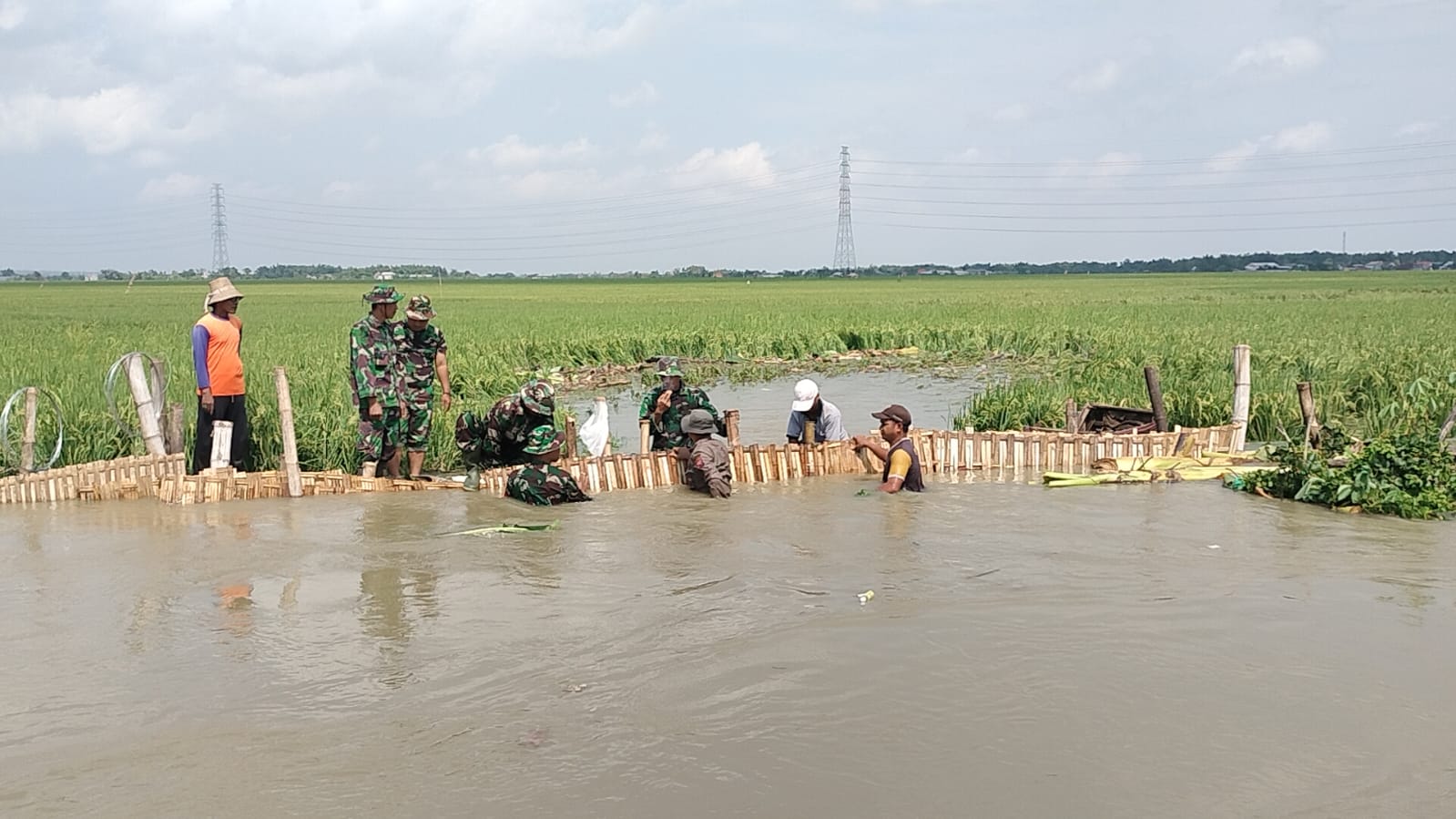 Tanggul Sungai Jebol di Modo Lamongan, TNI dan Warga Lakukan Perbaikan Darurat