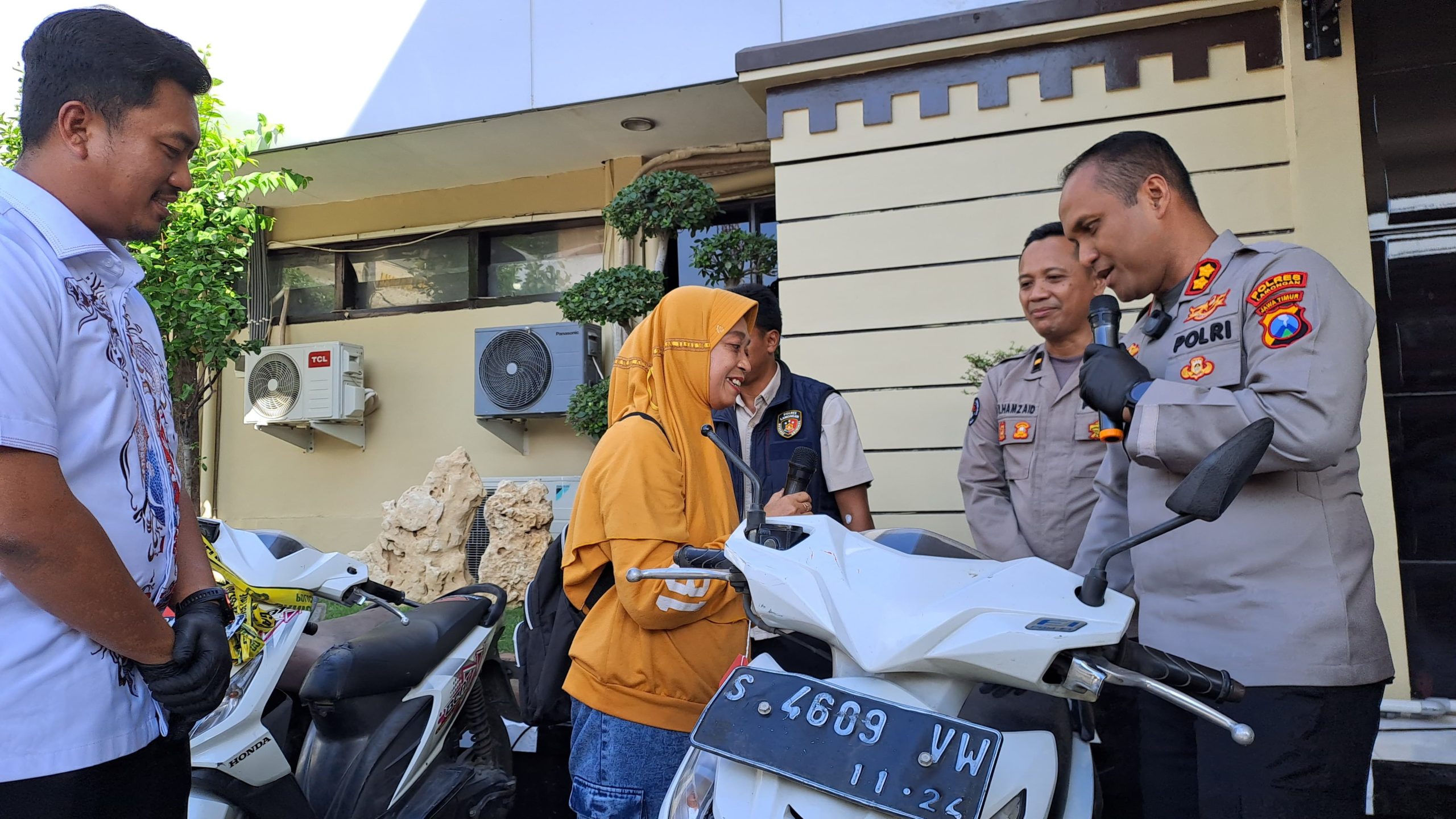 Polres Lamongan Serahkan Sepeda Motor Curian ke Pemilik Tanpa Biaya, Warga Jombang Ucap Syukur