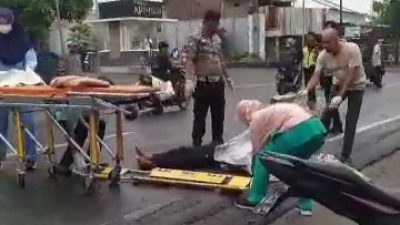 Pengendara Motor Meninggal Dunia Usai Ditabrak Truk di Depan Masjid Namira Lamongan