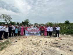 Jelang Hari Bhayangkara ke-79, Polres Lamongan Salurkan Sembako untuk Pemulung di TPA Tambakrigadung