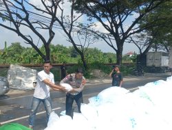 Truk Pengangkut Es Kristal Terguling di Jalur Nasional Lamongan-Babat, Lalu Lintas Sempat Tersendat