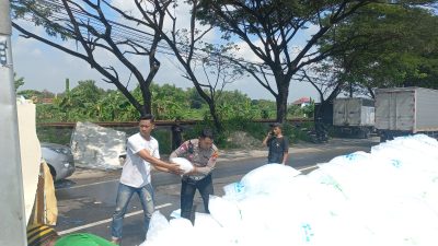 Truk Pengangkut Es Kristal Terguling di Jalur Nasional Lamongan-Babat, Lalu Lintas Sempat Tersendat