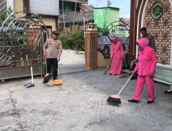 Peringati Hari Bhayangkara ke-79, Polsek Sekaran Gelar Aksi Bersih Masjid dan Berbagi Sembako