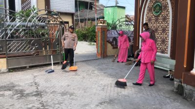Peringati Hari Bhayangkara ke-79, Polsek Sekaran Gelar Aksi Bersih Masjid dan Berbagi Sembako