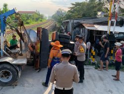 Truk Tangki Air Tertabrak Kereta Ambarawa Ekspres di Lamongan, Sopir Tewas di Tempat