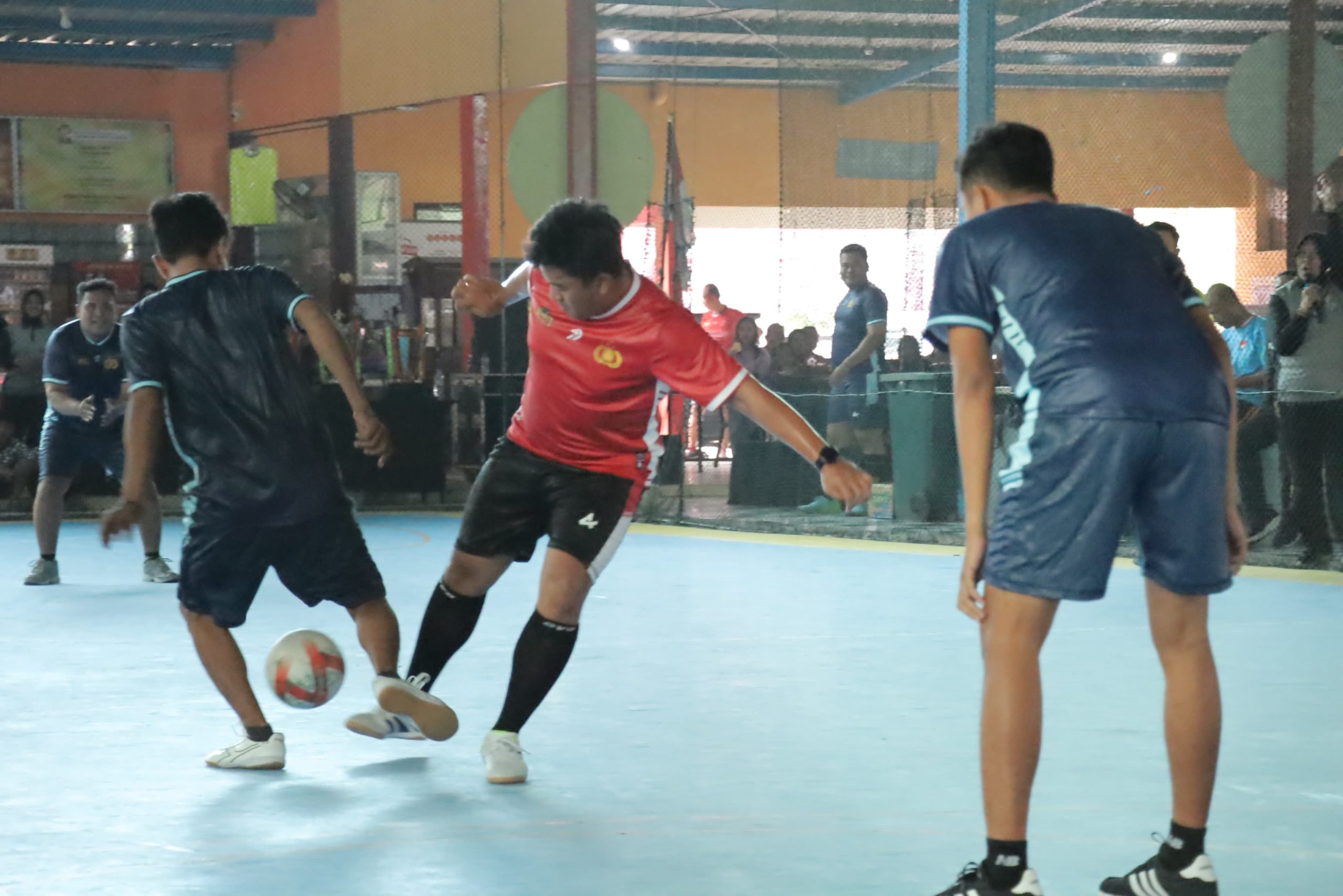 Laga Persahabatan Futsal Meriahkan HUT Bhayangkara ke-79, PJU Polres Lamongan Tundukkan Tim Media 7-4
