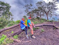 Temukan Ketentraman di Gunung Bokong, Spot Sunrise Tersembunyi di Batu
