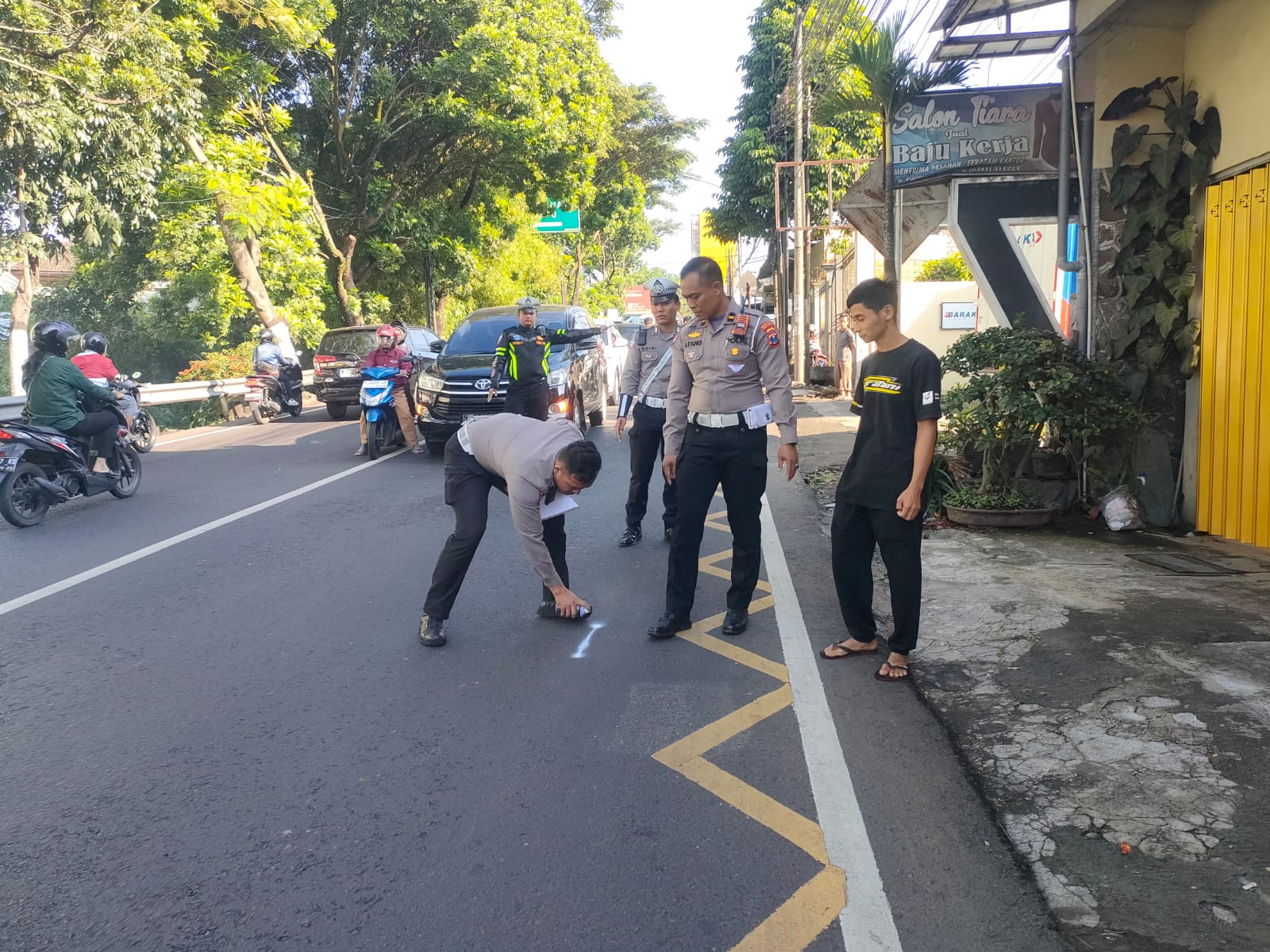 Gagal Salip Truk! Warga Batu Tewas di Jalan Raya Pattimura