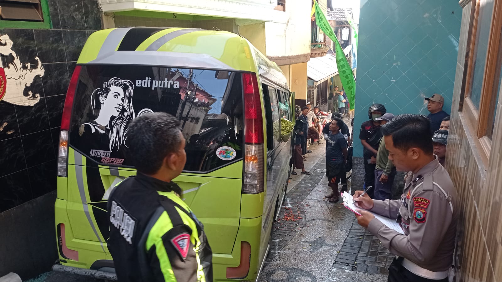 Nahas! Mobil Elf Gagal Kendali, Seorang Nenek di Kota Malang Tewas