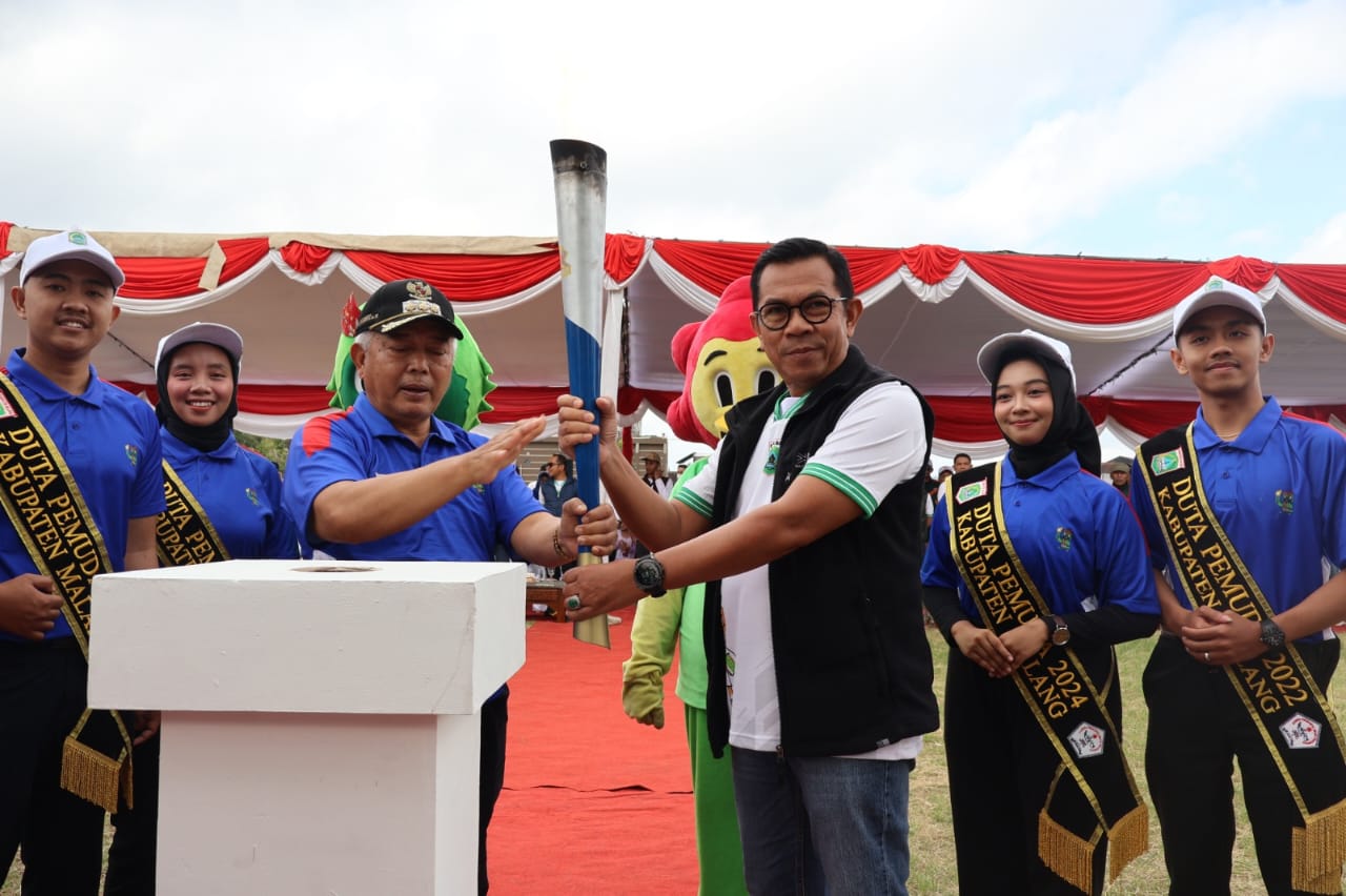 Meriah! Kirab Obor Porprov IX Sambangi Kota Batu, Warga Tumpah Ruah