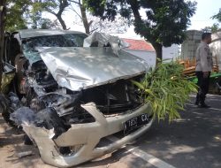 Diduga Mengantuk, Toyota Innova Tabrak Truk di Blitar, Bagian Depan Mobil Ringsek