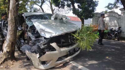 Diduga Mengantuk, Toyota Innova Tabrak Truk di Blitar, Bagian Depan Mobil Ringsek