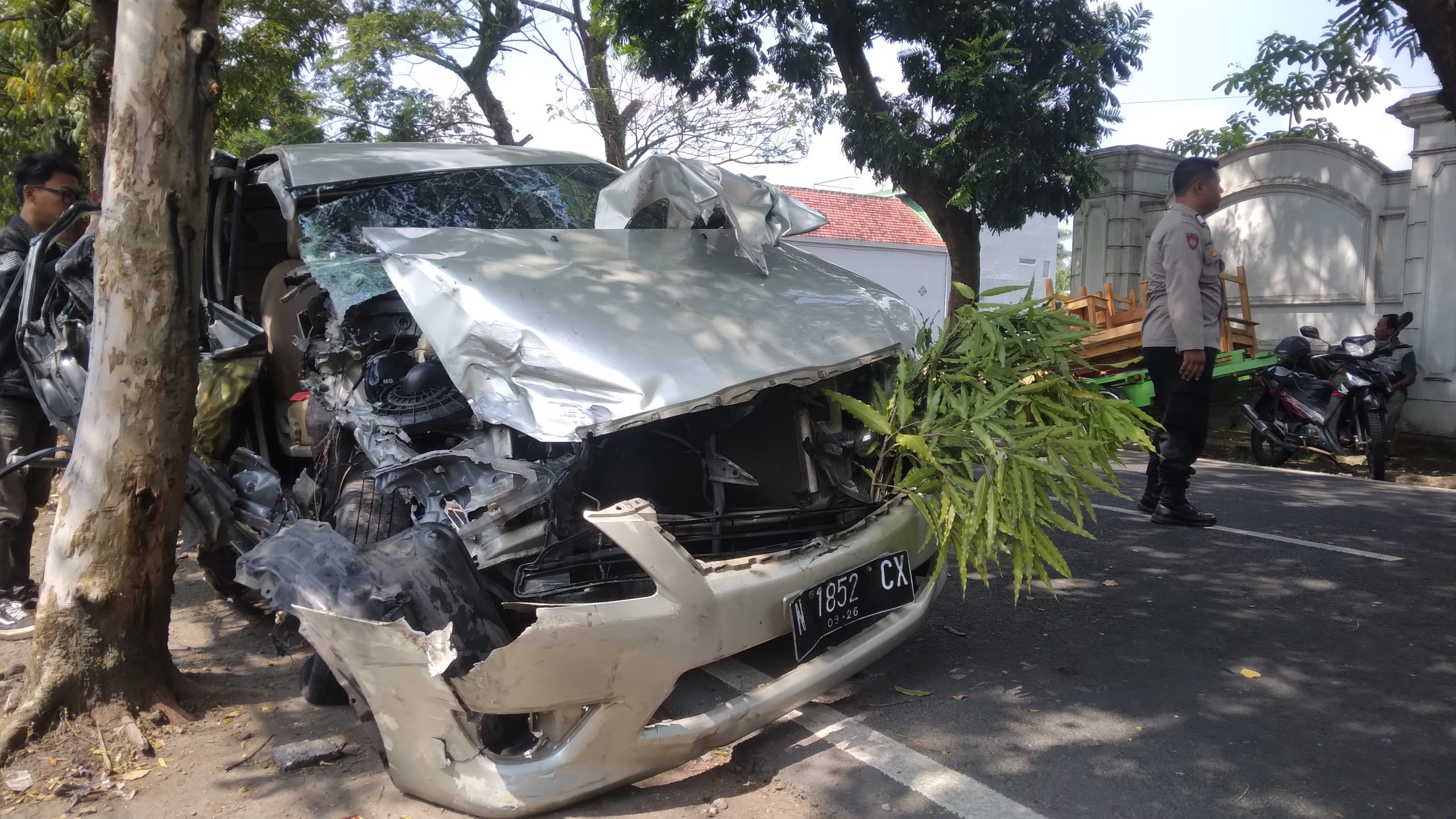 Diduga Mengantuk, Toyota Innova Tabrak Truk di Blitar, Bagian Depan Mobil Ringsek