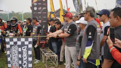 Ribuan Rider Trail Ramaikan Jelajah Bhayangkara di Blitar, Diselingi Baksos untuk Warga