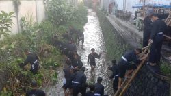 Wujudkan Kepedulian Lingkungan, PSHT Kota Blitar Gelar Aksi Bersih-Bersih Sungai