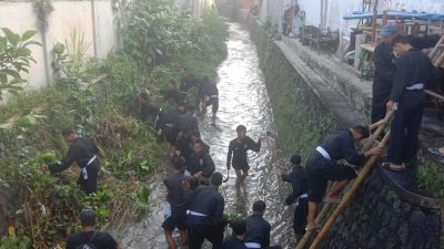 Wujudkan Kepedulian Lingkungan, PSHT Kota Blitar Gelar Aksi Bersih-Bersih Sungai, Ini Infonya