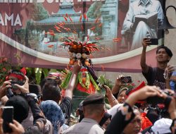 Grebeg Pancasila di Blitar, Ribuan Warga Serbu Gunungan Hasil Bumi untuk Rebutan Berkah