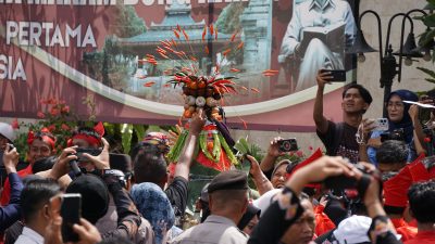 Grebeg Pancasila di Blitar, Ribuan Warga Serbu Gunungan Hasil Bumi untuk Rebutan Berkah