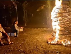 Polisi Bakar Barang Bukti Judi Sabung Ayam di Sukomoro